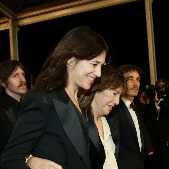 Charlotte Gainsbourg et sa mère Jane Birkin - Montée des marches du film "Jane par Charlotte" lors du 74ème Festival International du Film de Cannes. Le 7 juillet 2021 © Borde-Jacovides-Moreau / Bestimage