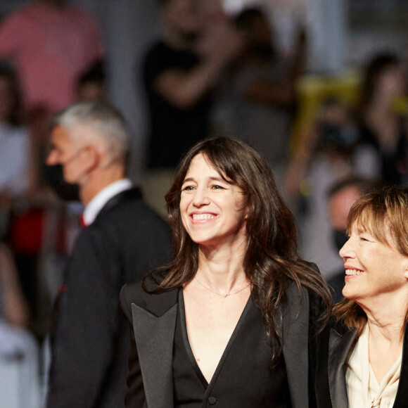 Charlotte Gainsbourg et sa mère Jane Birkin (habillée en Céline) - Montée des marches du film "Jane par Charlotte" lors du 74ème Festival International du Film de Cannes. Le 7 juillet 2021 © Borde-Jacovides-Moreau / Bestimage