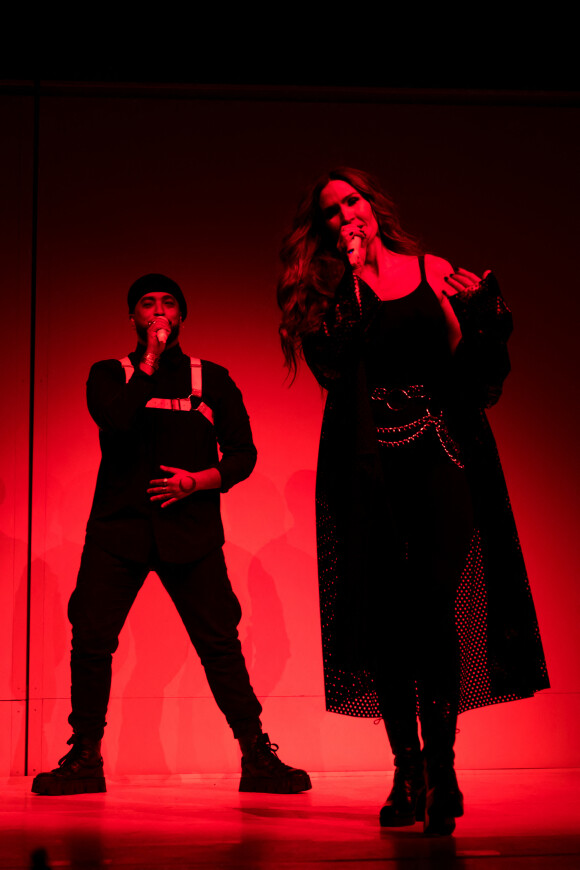 Exclusif - Vitaa et Slimane sur la scène de l'AccorHotels Arena à Paris pour leur tournée " Versus Tour" le 22 octobre 2021. © Tiziano Da Silva / Bestimage