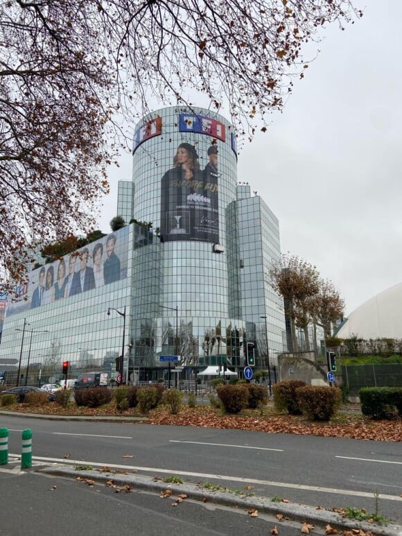 Vitaa et Slimane annoncent un nouveau concert événement à la Défense Arena sur la Tour TF1 à Boulogne-Billancourt, le 21 novembre 2021, au lendemain de leur victoire aux NRJ Music Awards.