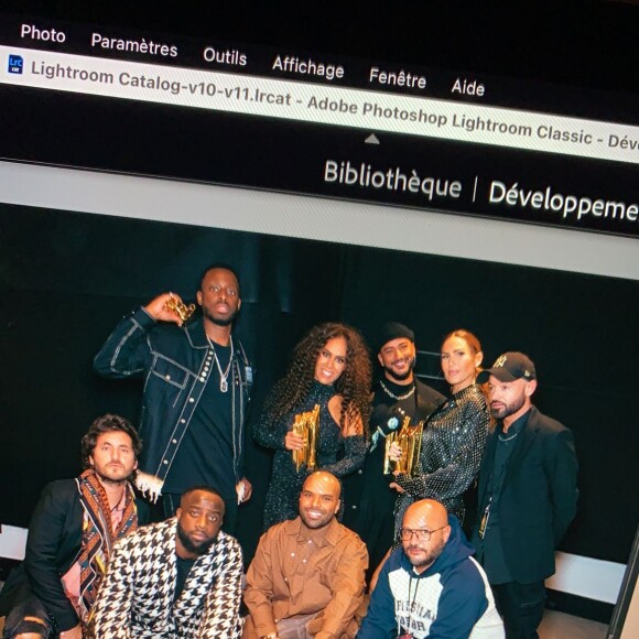 Vitaa et Slimane, Amel Bent (enceinte), Dadju et leur équipe du label Indifference Prod dirigé par Hicham Bendaoud (mari de vitaa) et Said Boussif célèbrent leurs prix en coulisses des NRJ Music Awards, le 20 novembre 2021, au palais des festival de Cannes.