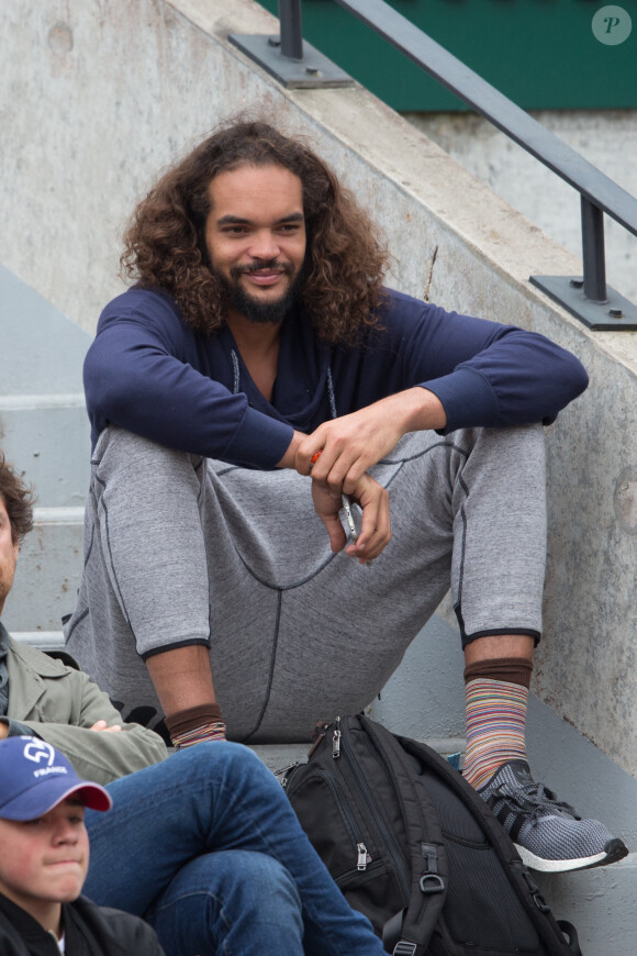 Joakim Noah - Yannick Noah dispute le trophée des légendes devant sa famille lors des internationaux de France de tennis à Roland Garros à Paris le 4 juin 2016. © Moreau - Jacovides / Bestimage