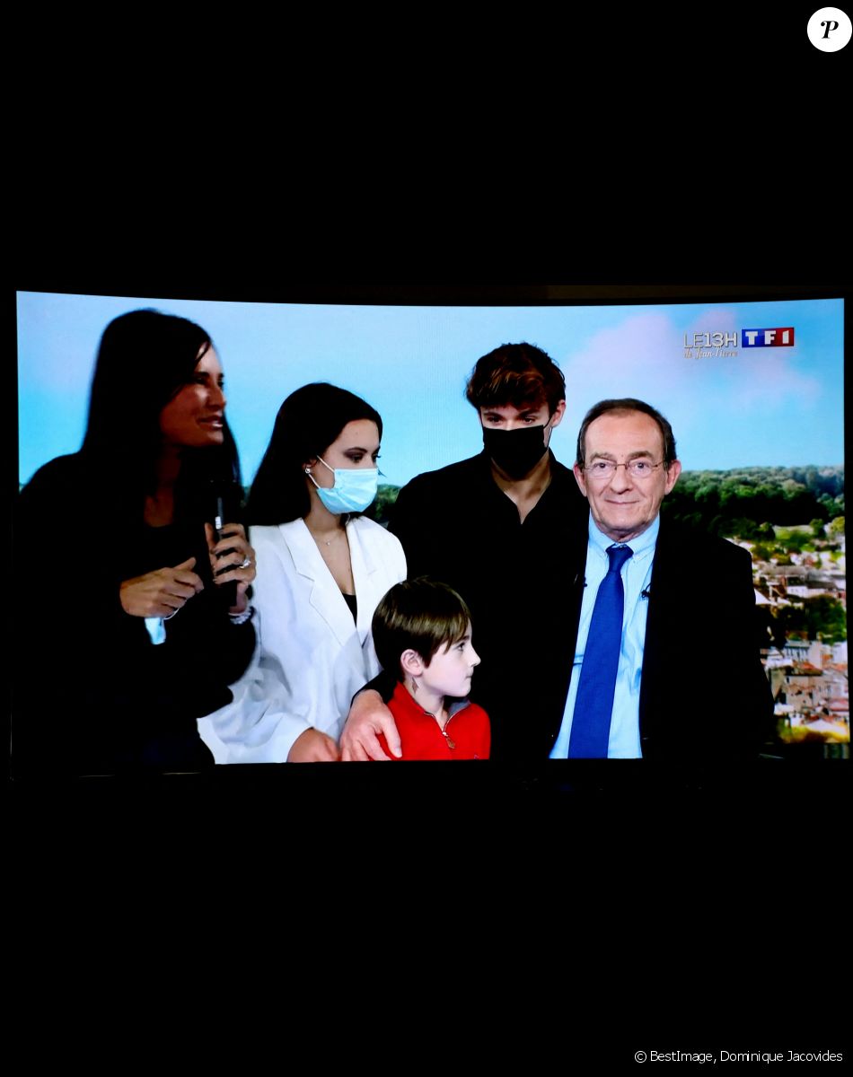 Sa famille, sa femme Nathalie Marquay, leur fils Tom Pernaut, Lou Pernaut et son petit Fils Léo - Dernier JT de Jean-Pierre Pernaut sur TF1 aprés 33 ans de présentation. Paris, le 18 Décembre 2020. © Dominique Jacovides / Bestimage