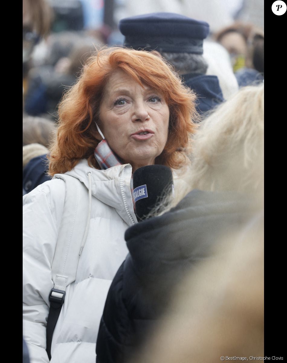 Véronique Genest - Les artistes se mobilisent lors de la manifestation contre la fermeture prolongée des lieux de culture à Paris le 15 décembre 2020 lors de l'épidémie de Coronavirus (COVID-19). © Christophe Clovis / Bestimage