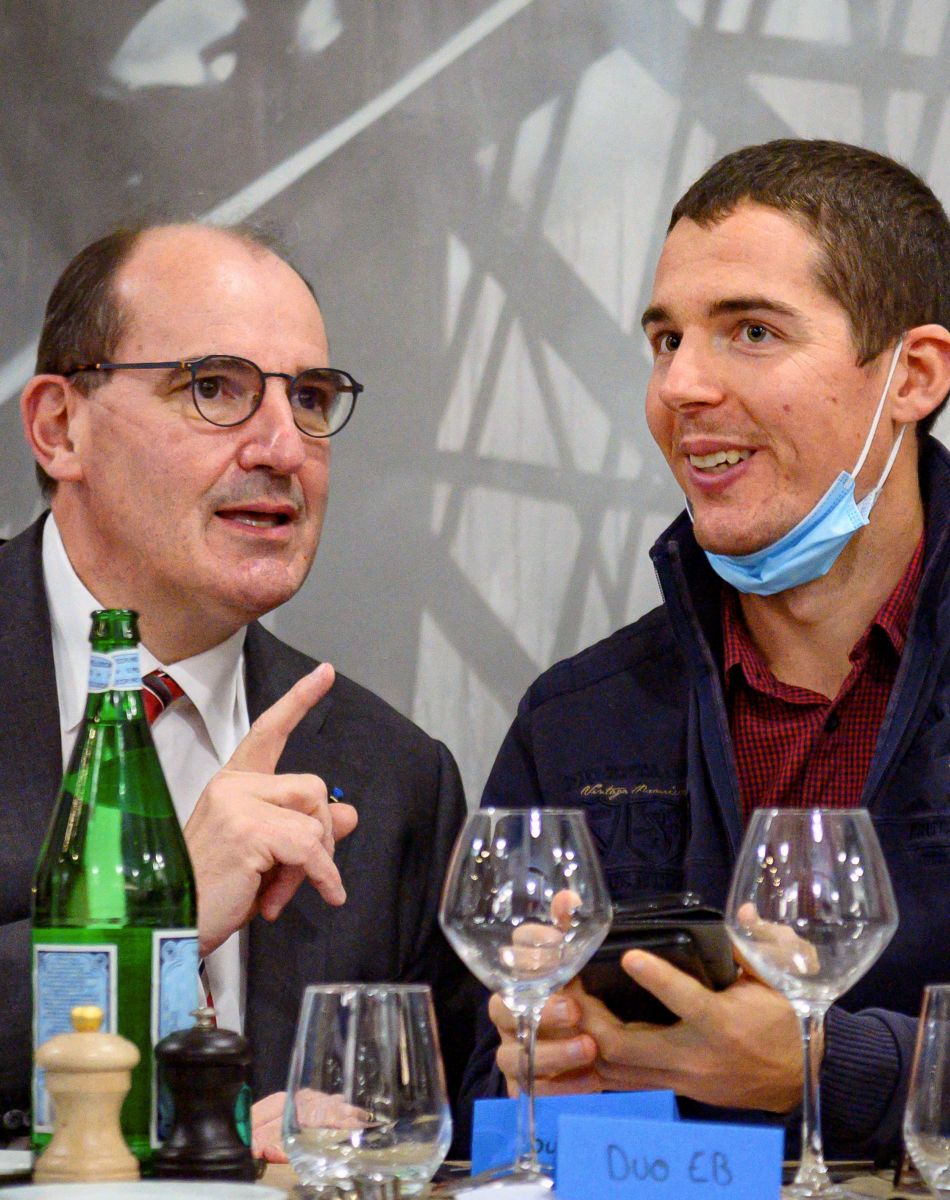 Jean Castex, Premier ministre avec son duo Kévin Lapeyre, qui soufre d'autisme, champion d'athlétisme adapté au déjeuner du DuoDay à l'établissement médico-social ESAT Bastille - Les ailes déployées à Paris, France, le 18 janvier 2021.