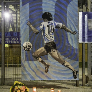 Hommages à la légende du football argentin, Diego Maradona, à Naples. Le joueur avait joué pour l'équipe napolitaine durant 7 ans, leur faisant gagner nombre de trophées. Aujourd'hui, les napolitains pleurent la mort de leur roi. Le 25 novembre 2020 © Fabio Sasso / Zuma Press / Bestimage