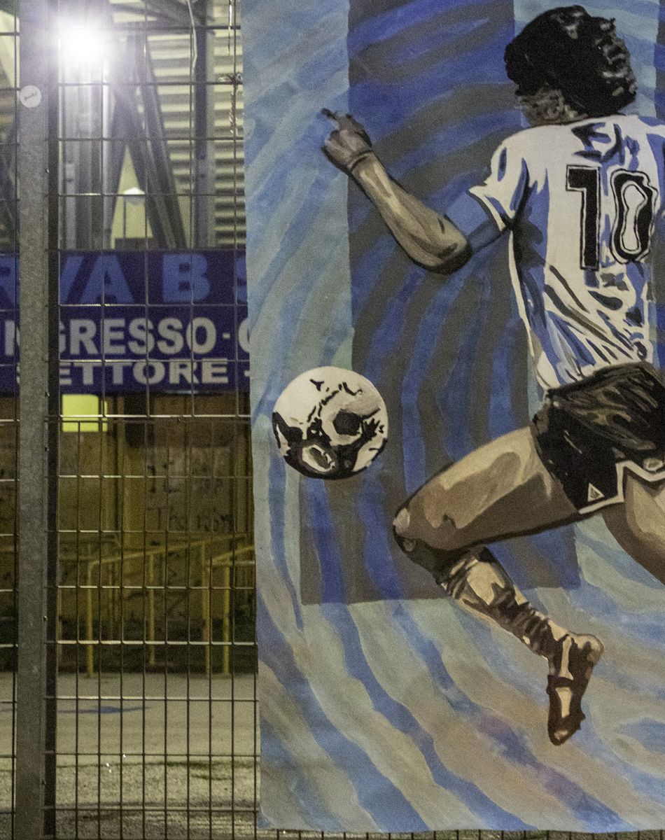 Hommages à la légende du football argentin, Diego Maradona, à Naples. Le joueur avait joué pour l'équipe napolitaine durant 7 ans, leur faisant gagner nombre de trophées. Aujourd'hui, les napolitains pleurent la mort de leur roi. Le 25 novembre 2020 © Fabio Sasso / Zuma Press / Bestimage