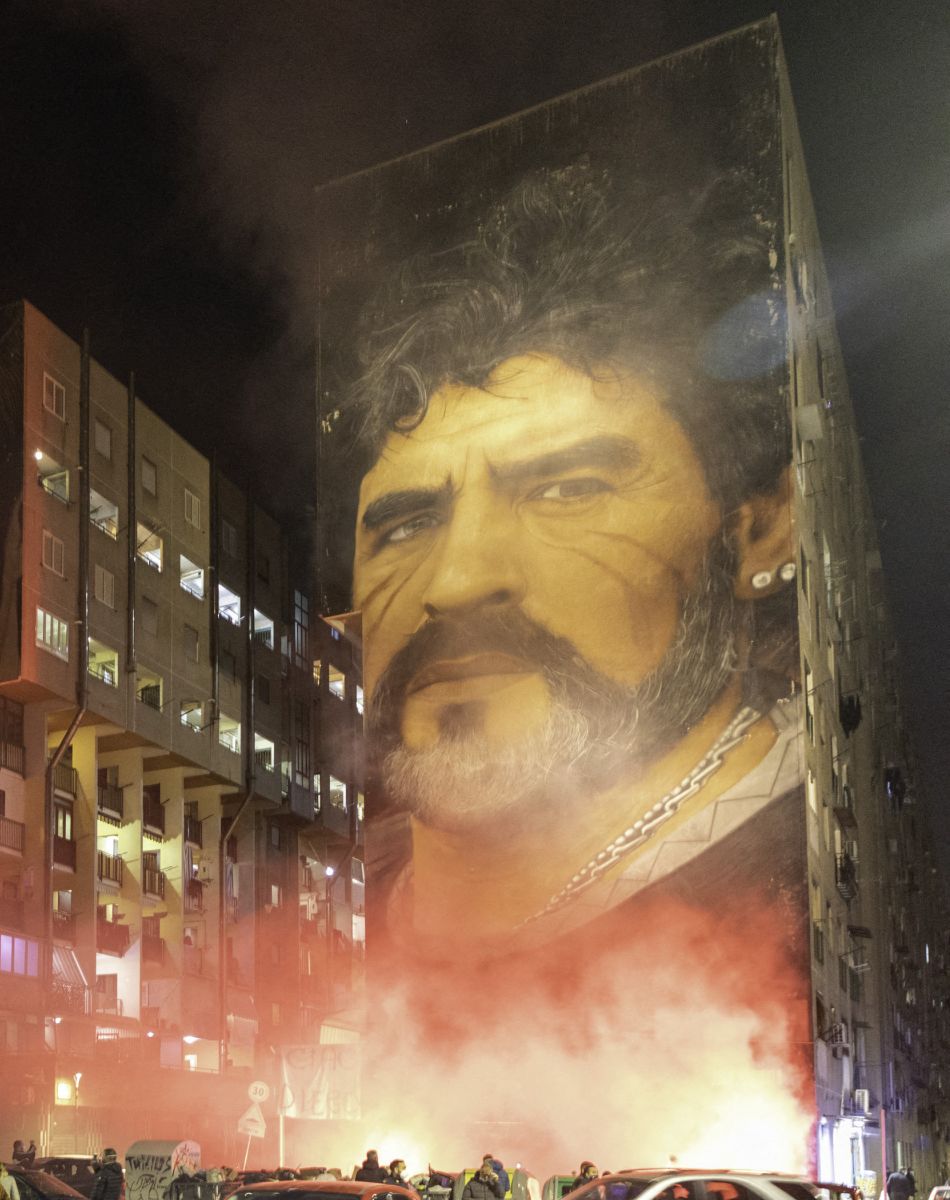 Hommages à la légende du football argentin, Diego Maradona, à Naples. Le joueur avait joué pour l'équipe napolitaine durant 7 ans, leur faisant gagner nombre de trophées. Aujourd'hui, les napolitains pleurent la mort de leur roi. Le 25 novembre 2020 © Fabio Sasso / Zuma Press / Bestimage