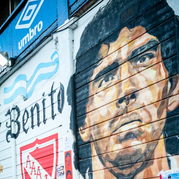 De nombreux hommages ont été rendus à la légende du football argentin, Diego Maradona, devant le club Argentinos Juniors, son premier club de football, où il a démarré sa carrière, à Buenos Aires. Le 25 novembre 2020 © Paula Acunzo / Zuma Press / Bestimage
