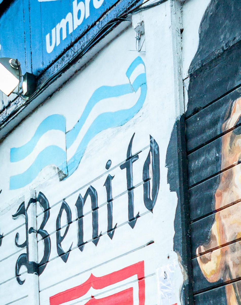 De nombreux hommages ont été rendus à la légende du football argentin, Diego Maradona, devant le club Argentinos Juniors, son premier club de football, où il a démarré sa carrière, à Buenos Aires. Le 25 novembre 2020 © Paula Acunzo / Zuma Press / Bestimage