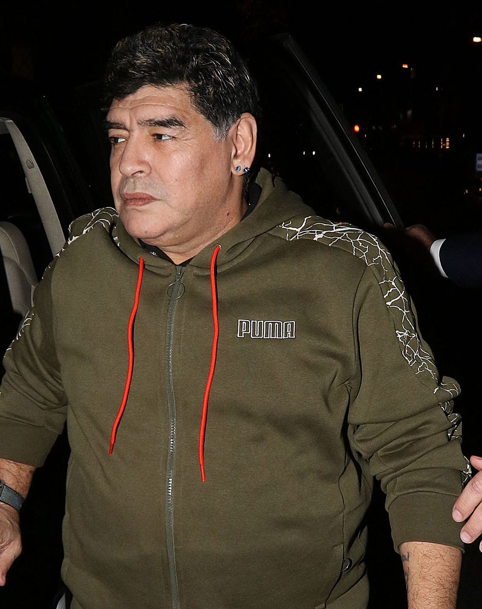 Exclusif - Diego Maradona sort dîner avec sa compagne Rocio Oliva à Londres le 22 octobre 2017.