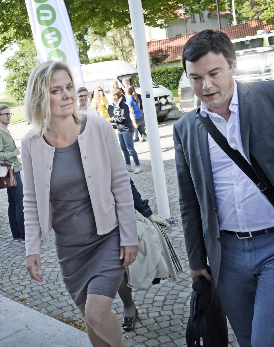 L'économiste français Thomas Piketti et la ministre des finances suédoise Magdalena Andersson lors du Almedalen 2014 à Visby, le 30 juin 2014.