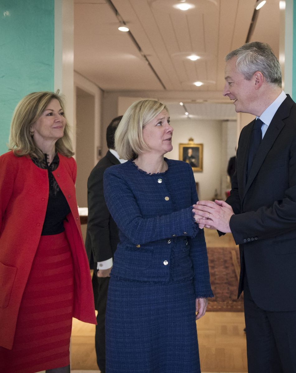 La ministre suédoise des Finances Magdalena Andersson et l'ambassadeur de Suède en France Veronika Wand-Danielsson reçoivent le ministre de l'Économie et des Finances française Bruno Le Maire à l’ambassade de Suède à Paris, France, le 10 novembre 2017.