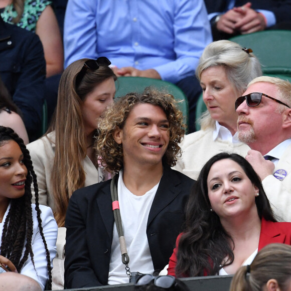 Boris Becker, son fils Elias et sa compagne Lilian de Carvalho Monteiro dans les tibunes du tournoi de tennis de Wimbledon au All England Lawn Tennis and Croquet Club à Londres, Royaume Uni, le 10 juillet 2021. © Antoine Couvercelle/Panoramic/Bestimage