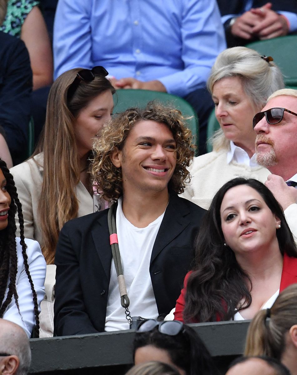 Boris Becker, son fils Elias et sa compagne Lilian de Carvalho Monteiro dans les tibunes du tournoi de tennis de Wimbledon au All England Lawn Tennis and Croquet Club à Londres, Royaume Uni, le 10 juillet 2021. © Antoine Couvercelle/Panoramic/Bestimage