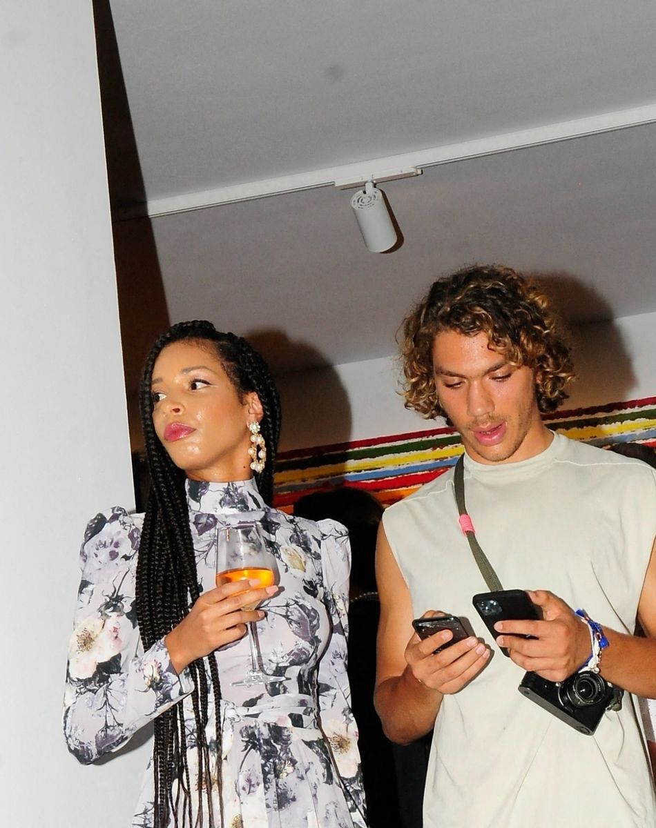 Elias Becker (fils de Boris Becker) et Lilian de Carvalho (compagne de Boris Becker) visitent une exposition à Palma de Majorque le 13 août 2021.