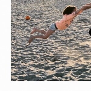 Mélanie Maudran avec l'un de ses fils, à la plage