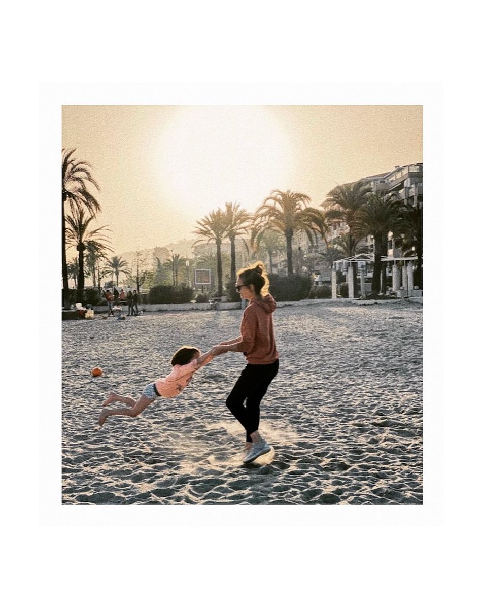 Mélanie Maudran avec l'un de ses fils, à la plage