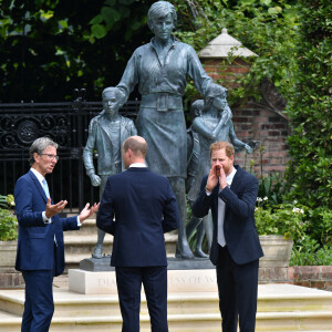 Le prince William, duc de Cambridge, et son frère Le prince Harry, duc de Sussex, se retrouvent à l'inauguration de la statue de leur mère, la princesse Diana dans les jardins de Kensington Palace à Londres, le 1er juillet 2021.