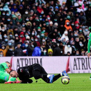 Neymar Jr ( 10 - PSG ) - Yvann Macon ( 27 - Saint Etienne ) - Match de Ligue 1 Uber Eats "Saint-Etienne - PSG (1-3)" au stade Geoffroy Guichard, le 28 novembre 2021.