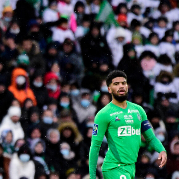 Neymar Jr ( 10 - PSG ) - Yvann Macon ( 27 - Saint Etienne ) - Match de Ligue 1 Uber Eats "Saint-Etienne - PSG (1-3)" au stade Geoffroy Guichard, le 28 novembre 2021.