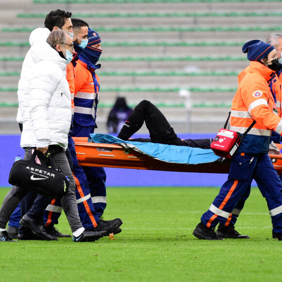 Sortie sur blessure de Neymar Jr ( 10 - PSG ) - Le PSG bat Saint-Etienne (3-1) et Neymar se blesse à la cheville lors du match de Ligue 1 Uber Eats. Deux buts de Marquinhos et un autre de Di Maria ont conduit les Parisiens vers la victoire. Saint-Etienne. Le 28 novembre 2021. © Federico Pestellini / Panoramic / Bestimage