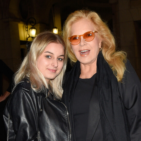 Sylvie Vartan avec sa fille Darina Scotti-Vartan à la générale de la pièce "La Vraie Vie" au théâtre Edouard 7 à Paris. © Guirec Coadic/Bestimage