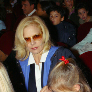 Sylvie Vartan et sa fille Darina au théâtre Mogador à Paris, en 2002. 