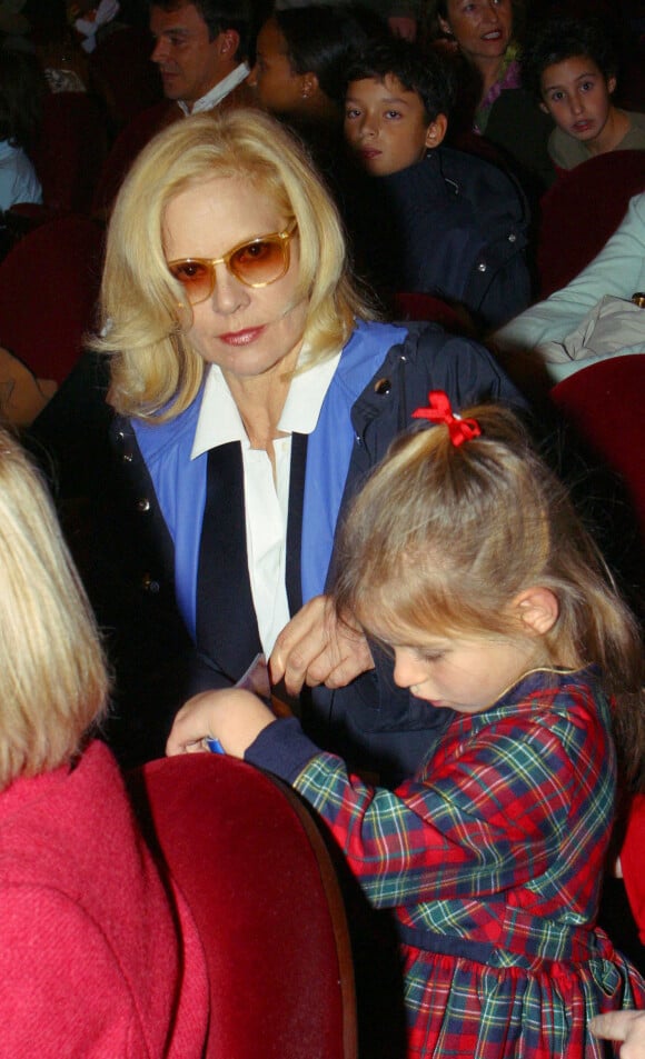 Sylvie Vartan et sa fille Darina au théâtre Mogador à Paris, en 2002. 