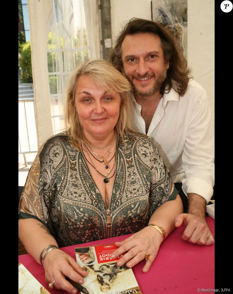 Valérie Damidot et son compagnon Régis Viogeat au 27ème Salon du Livre de Cosne-Cours-sur-Loire, France, le 28 mai 2017. © JLPPA/Bestimage