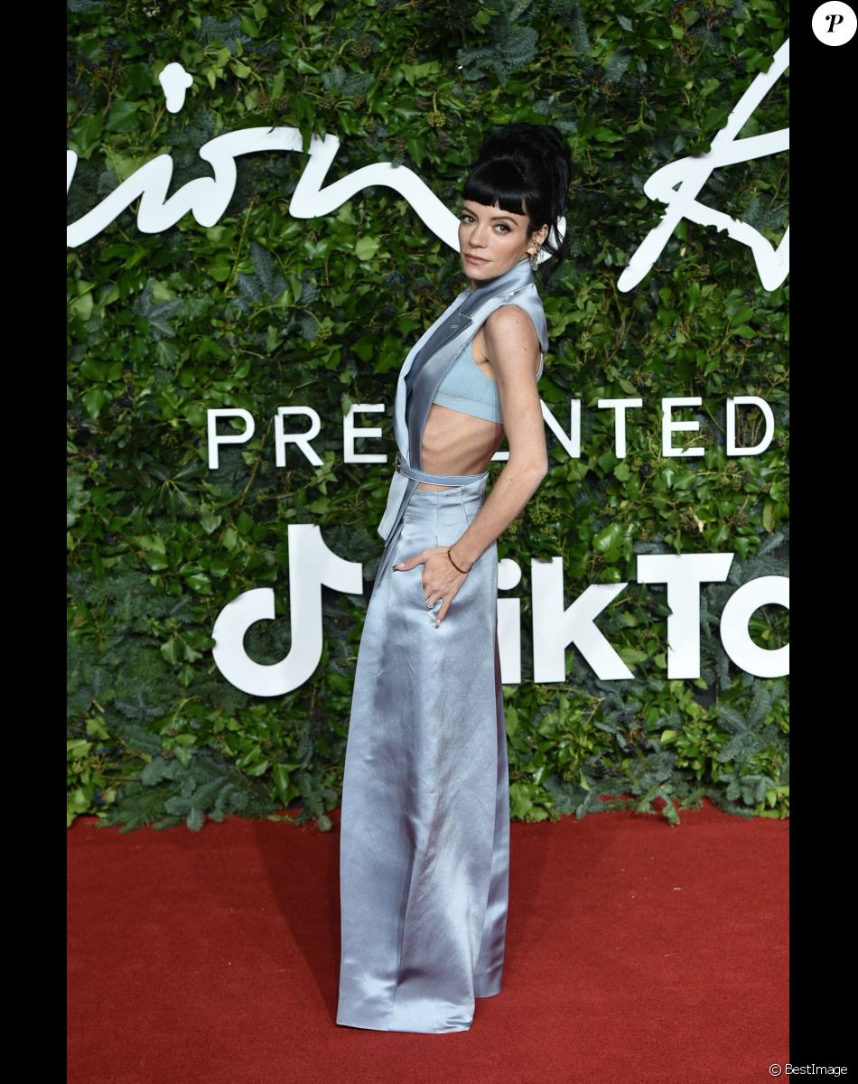 Lily Allen au photocall de la soirée des "British Fashion Awards 2021" à Londres, le 29 novembre 2021.