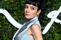 Lily Allen transformée : son dos nu et ses côtes saillantes attirent l'attention sur le tapis rouge