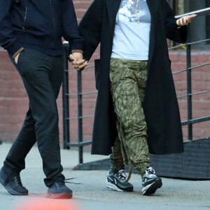 Exclusif - Lily Allen se blottit tendrement dans les bras de son compagnon David Harbour dans la rue à New York le 14 octobre 2019.