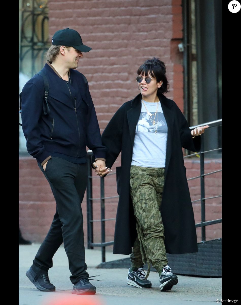 Exclusif - Lily Allen se blottit tendrement dans les bras de son compagnon David Harbour dans la rue à New York le 14 octobre 2019.
