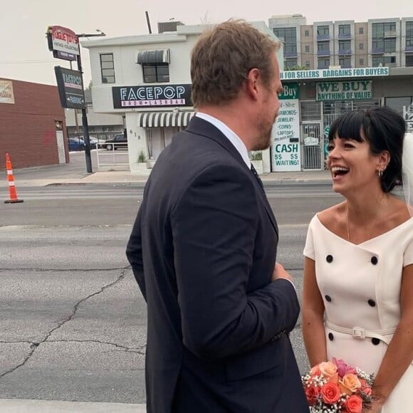 Lily Allen se marie à Las Vegas avec David Harbour devant un sosie d'Elvis.