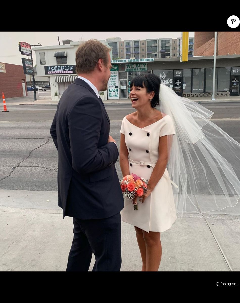 Lily Allen se marie à Las Vegas avec David Harbour devant un sosie d'Elvis.
