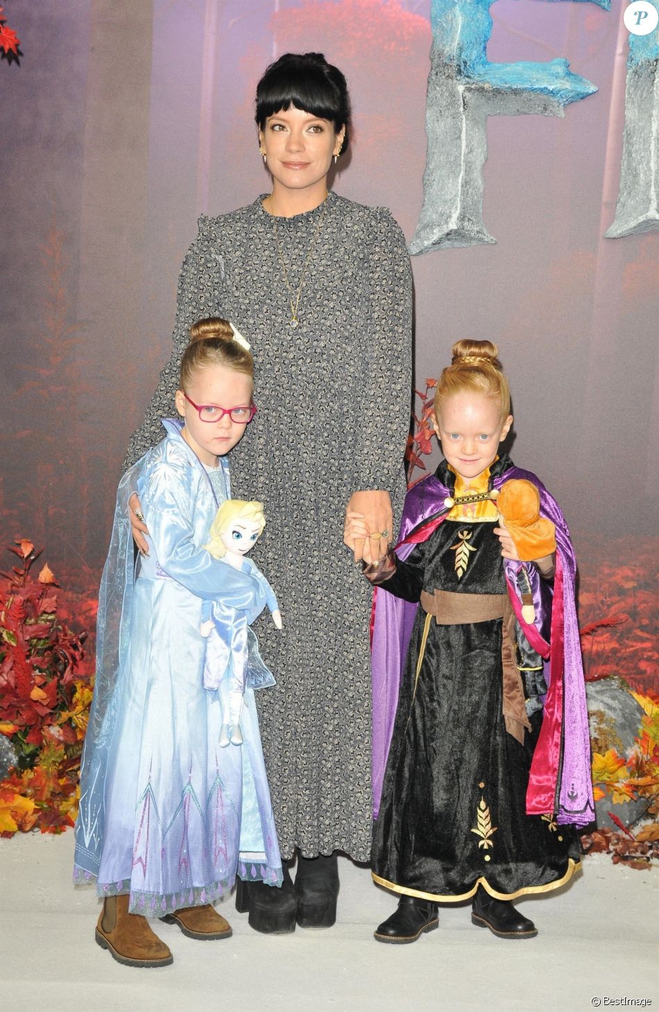 Lily Allen et ses filles, Marnie Rose et Ethel Cooper - Les célébrités assistent à la première de &quot;Frozen 2&quot; à Londres, le 17 novembre 2019.