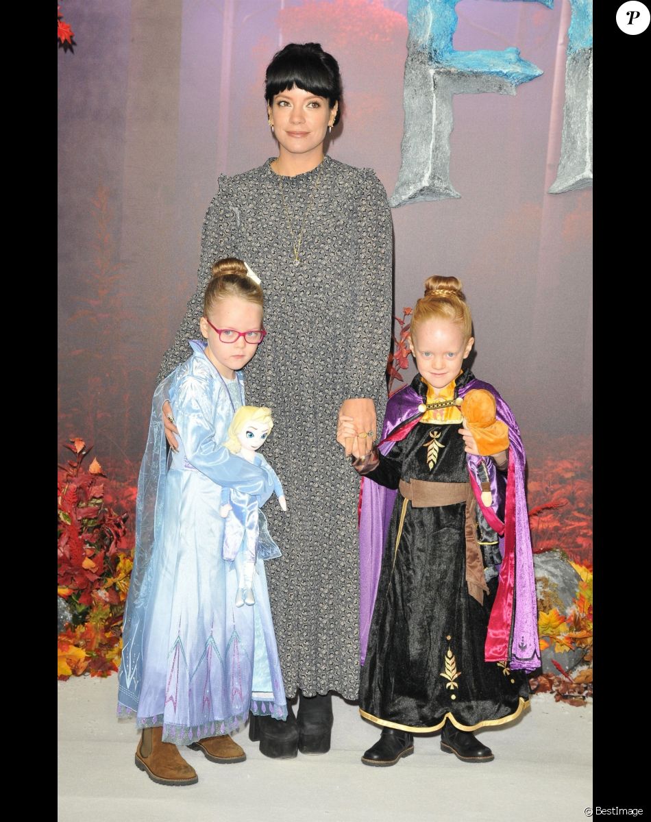 Lily Allen et ses filles, Marnie Rose et Ethel Cooper - Les célébrités assistent à la première de "Frozen 2" à Londres, le 17 novembre 2019.