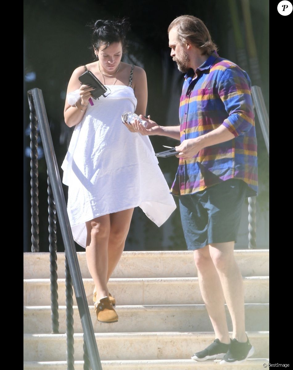 Lily Allen et son compagnon David Harbour se relaxent dans un club de Miami le 4 décembre 2019.