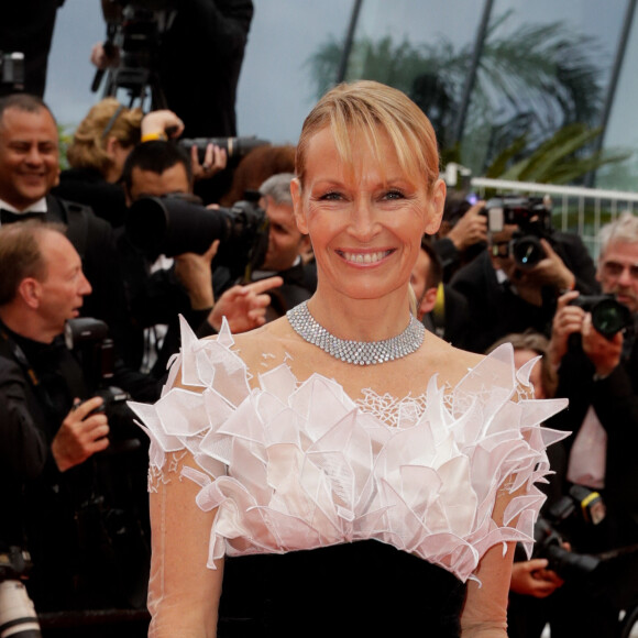 Estelle Lefébure (robe Yanina Couture) - Montée des marches du film "The Dead Don't Die" lors de la cérémonie d'ouverture du 72ème Festival International du Film de Cannes. Le 14 mai 2019 © Borde / Bestimage  Red carpet for the movie "The Dead Don't Die" during opening ceremony of the 72th Cannes International Film festival. On may 14th 2019 