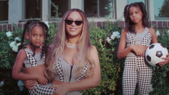 Beyoncé et ses filles Blue Ivy et Rumi apparaissent dans la nouvelle vidéo de campagne d'IVY PARK. Novembre 2021.