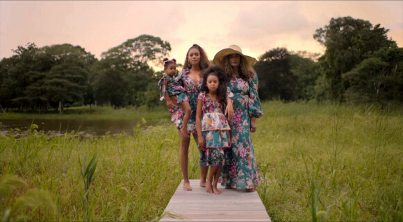 Beyoncé, ses filles Blue Ivy et Rumi, et sa mère Tina Knowles dans le clip de sa chanson "Brown Skin Girl".