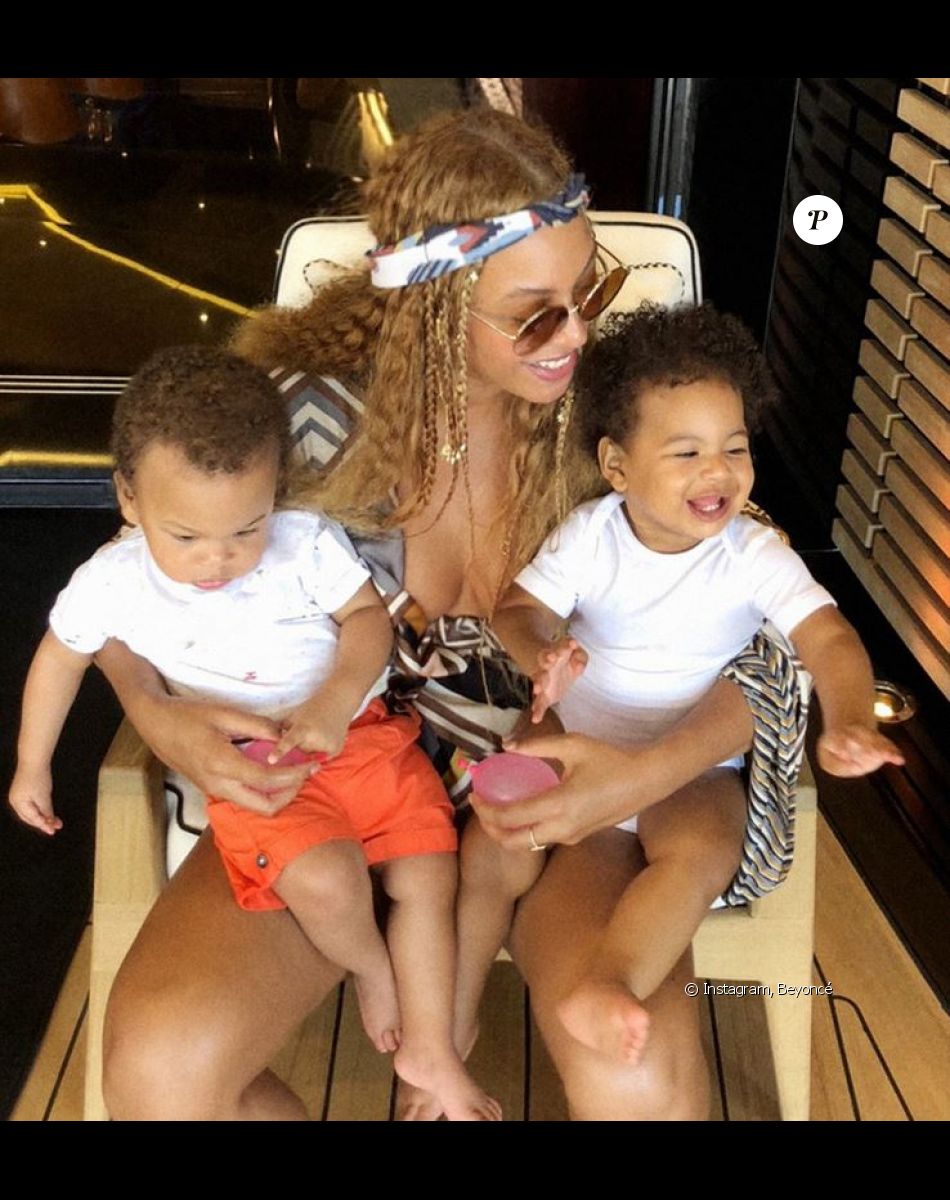 Les enfants de Beyoncé continuent de grandir ! Rumi, la jumelle de la chanteuse (à droite) apparait dans une nouvelle vidéo avec sa maman.