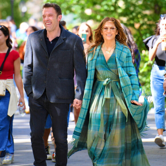 Jennifer Lopez et son compagnon Ben Affleck se promènent main dans la main au Madison Park à New York. 