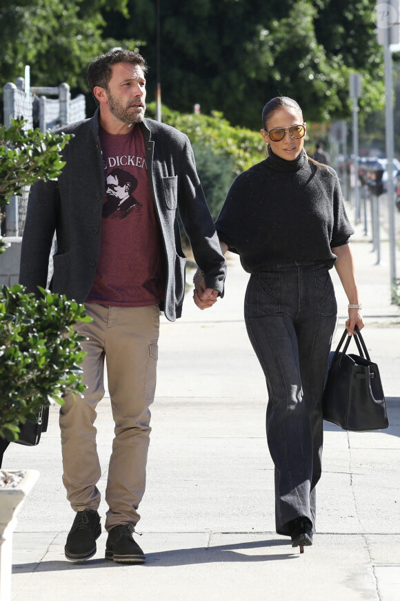 Ben Affleck et sa compagne Jennifer Lopez, main dans la main, arrivent dans un studio d'enregistrement à Los Angeles.