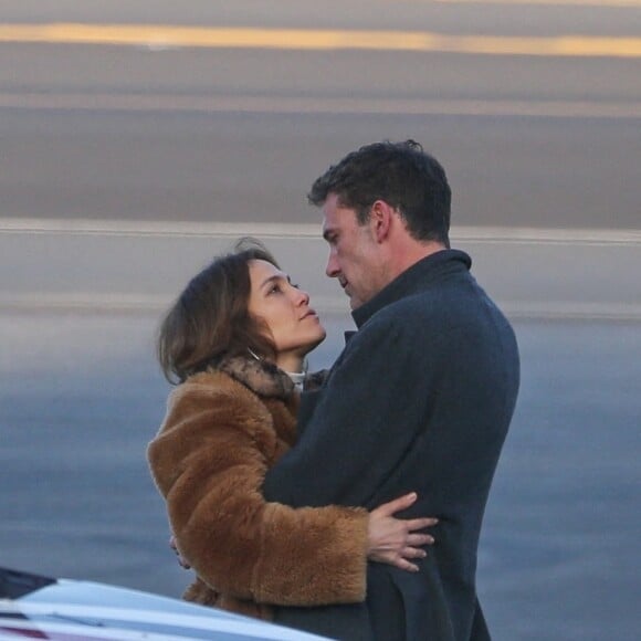 Ben Affleck et sa compagne Jennifer Lopez s'embrassent tendrement sur le tarmac de l'aéroport de Los Angeles, le 7 novembre 2021. 
