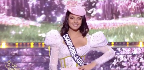 Miss Champagne-Ardenne 2021 : Léna Massinger, 20 ans, 1,70 m. Election Miss France 2022 sur TF1, le 11 décembre 2021.