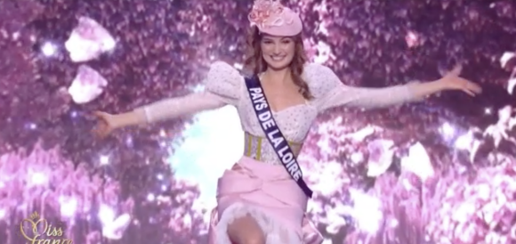 Miss Pays de la Loire 2021 : Line Carvalho, 20 ans, 1,78 m, prépa scientifique. Election Miss France 2022 sur TF1, le 11 décembre 2021.