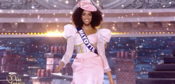 Miss Mayotte 2021 : Anna Ousseni, 24 ans, mesure 1,70 m, diplômée d'un Bachelor en zone import-export. Election Miss France 2022 sur TF1, le 11 décembre 2021.