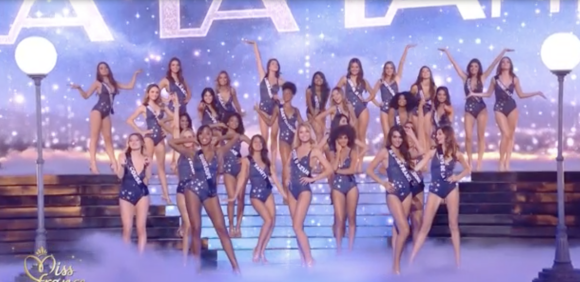 Les Miss défilent en maillot de bain - Élection Miss France 2022 sur TF1, le 11 décembre 2021.